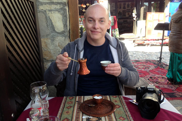 Provo um café bósnio no Šadrvan