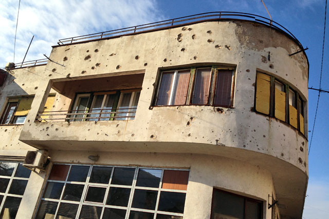 Marcas da Guerra da Bósnia na fachada de uma residência de Mostar