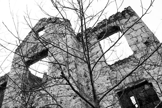 Edifício em ruínas na rua Kralja Tvrtka, próximo à Praça Espanhola