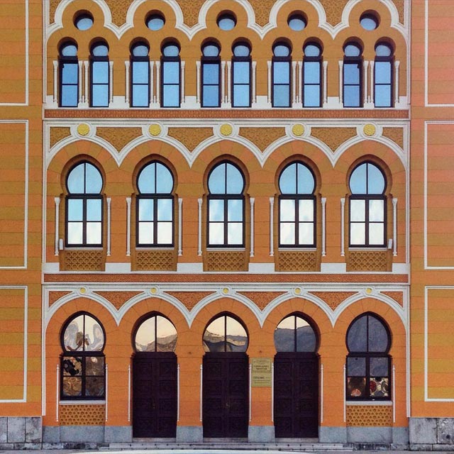 Detalhe da fachada do edifício do Gimnazija Mostar, no estilo neoislâmico (via Instagram @fuievouvoltar)